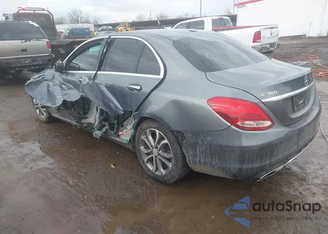 2017 Mercedes-Benz C 300 z USA, uszkodzony, nr VIN 55SWF4JB9HU179392